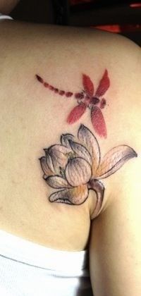 女孩子喜欢的水墨画风格蜻蜓莲花纹身图案