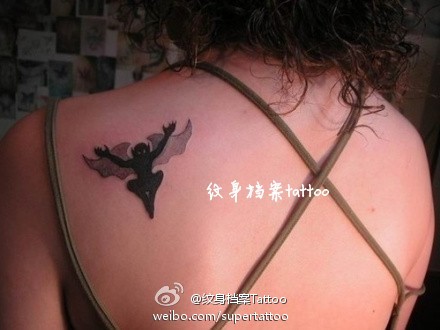一款女孩子肩部图腾恶魔纹身图案