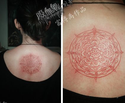 女生背部莲花图腾纹身图案