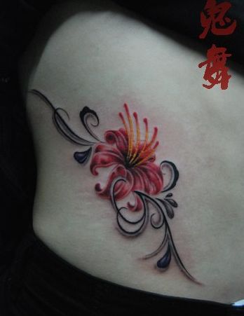 腰部好看的彩色百合花纹身图案