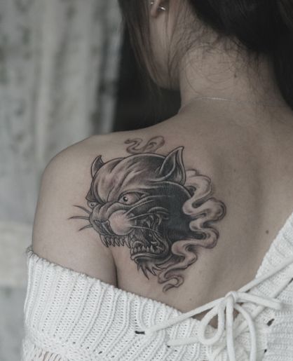 女孩子肩部黑豹头纹身图案