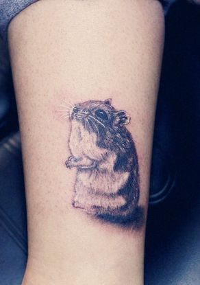 腿部可爱的小仓鼠纹身图案
