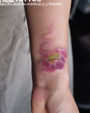 女孩子手臂唯美好看的莲花纹身图案