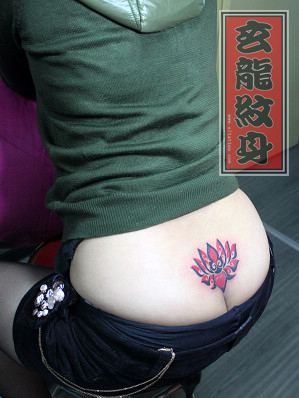 女孩子腰部好看的图腾莲花纹身图案