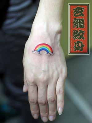 一款手背彩色彩虹纹身图案