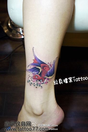 流行的欧美风格的燕子纹身图案