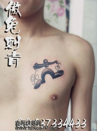 胸部天秤座字母纹身图案