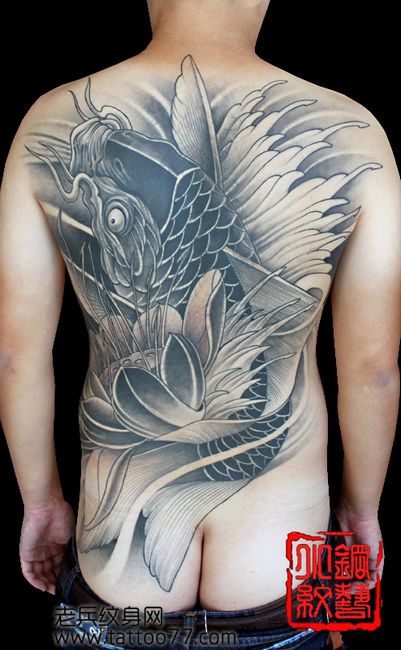 经典的满背黑白鲤鱼莲花纹身图案