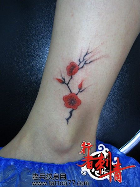 女生喜欢的腿部梅花纹身图案