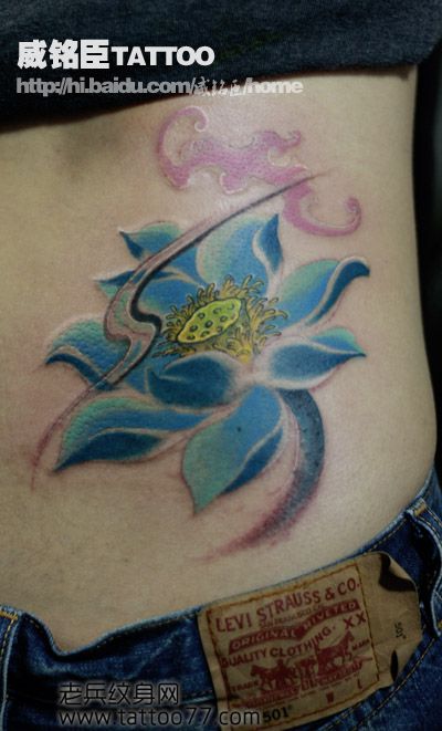 美女腰部好看的彩色莲花纹身图案