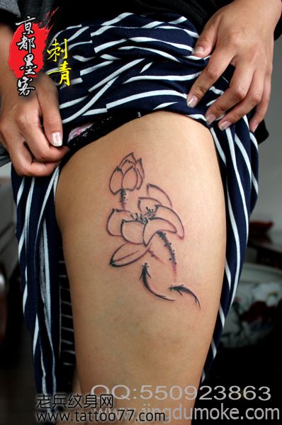 女生喜欢的腿部水墨画鲤鱼莲花纹身图案