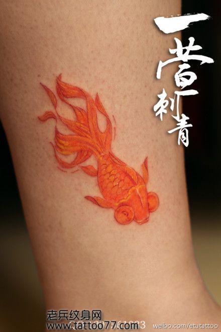 女生喜欢的腿部彩色小金鱼纹身图案
