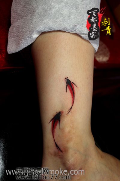 美女腿部时尚好看的水墨画小锦鲤纹身图案