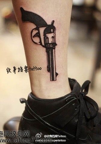 美女腿部图腾左轮手枪纹身图案