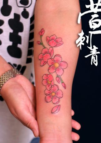 女孩子手臂彩色樱花纹身图案
