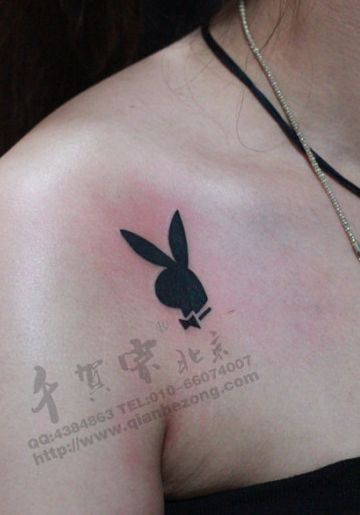 女孩子肩部可爱的图腾小兔子纹身图案