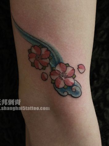女孩子手臂好看的樱花纹身图案