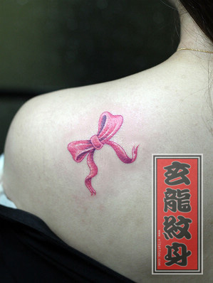 女生喜欢的肩部彩色蝴蝶结纹身图案
