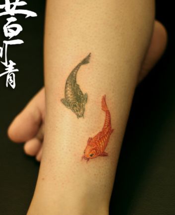 女孩子腿部小鲤鱼纹身图案