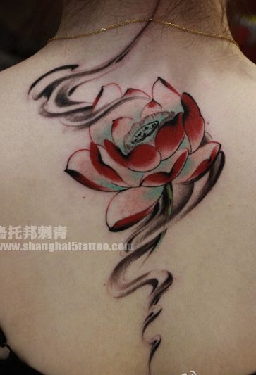 女孩子背部水墨风格莲花纹身图案