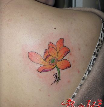 一款肩背彩色莲花纹身图案