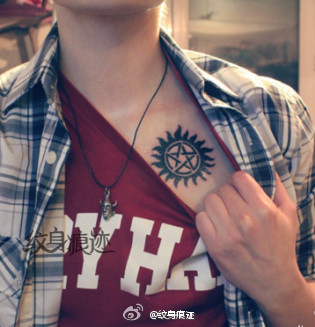 一款男士胸部图腾五芒星太阳纹身图案