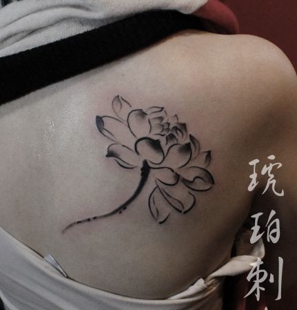女孩子肩部流行的水墨画莲花纹身图案
