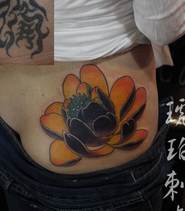 女孩子臀部好看的彩色莲花纹身图案