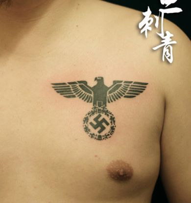 一款胸部图腾老鹰万字符纹身图案