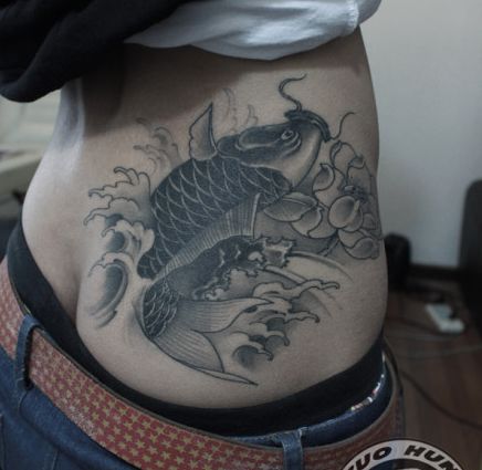 一款腰部黑白鲤鱼莲花纹身图案