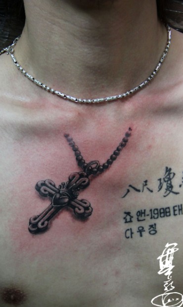 前胸十字架项链纹身图案