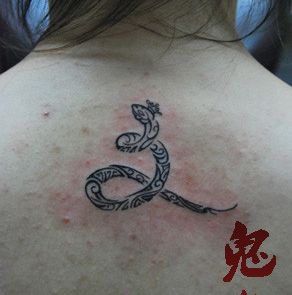 一款女孩子背部图腾蛇纹身图案