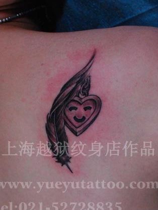 女孩子肩背羽毛爱心锁纹身图案