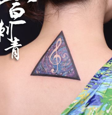 女孩子颈部音符星空纹身图案