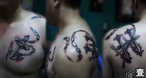 肩部帅气的铁锚十字架纹身图案