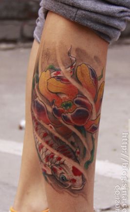 腿部好看时尚的鲤鱼莲花纹身图案