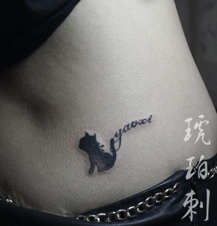 女孩子腰部流行的猫咪纹身图案