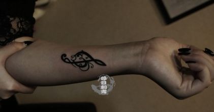 手臂小巧好看的图腾音符纹身图案