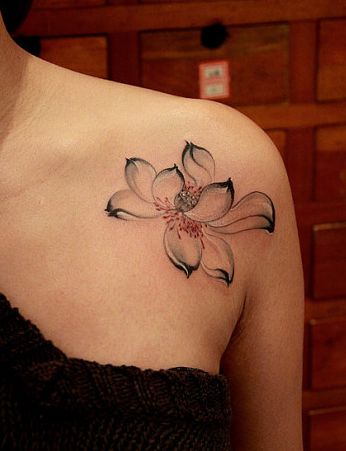 女孩子肩部水墨风格莲花纹身图案