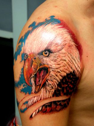 手臂好看的彩色老鹰纹身图案