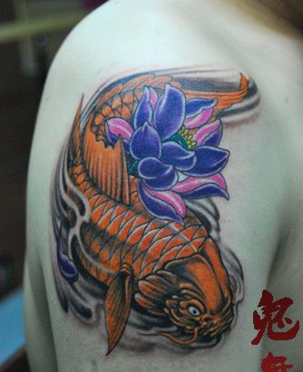 手臂好看的彩色鲤鱼莲花纹身图案