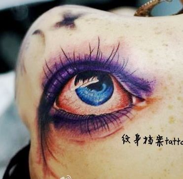 肩背一款彩色眼睛纹身图案