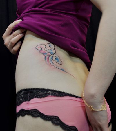 美女腰部时尚流行的浮云纹身图案