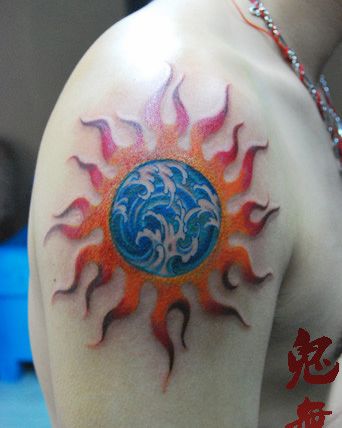 手臂精美好看的太阳浪花纹身图案