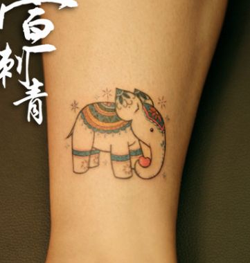 女孩子腿部可爱的大象纹身图案