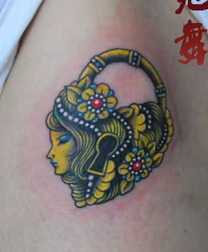 一款另类精美的爱心锁纹身图案