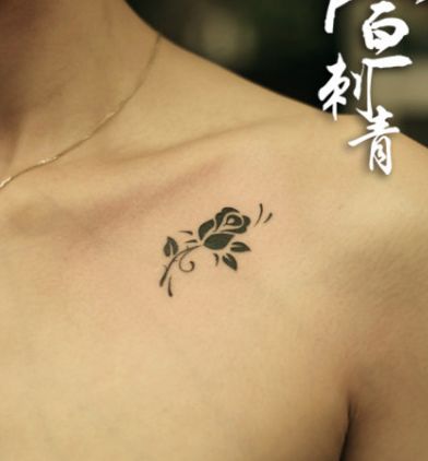 女孩子胸部小巧的图腾玫瑰花纹身图案