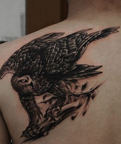 肩背霸气的老鹰纹身图案