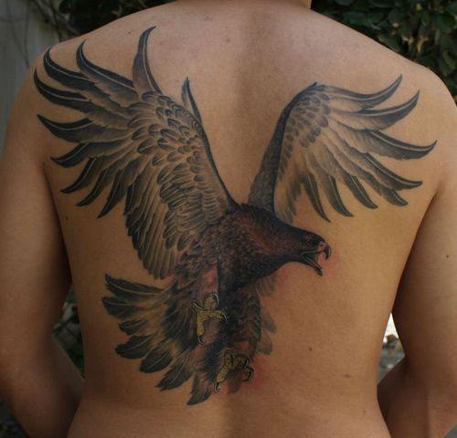 背部霸气的老鹰纹身图案