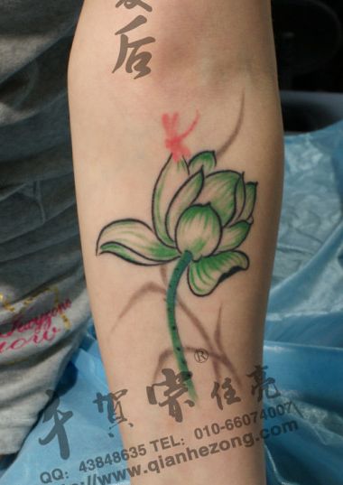 手臂彩色水墨画莲花纹身图案